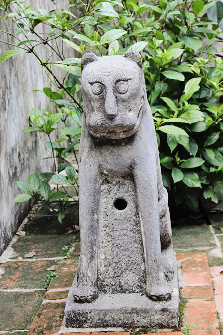 Một bức tượng độc đáo được đặt trong sân chính của chùa.